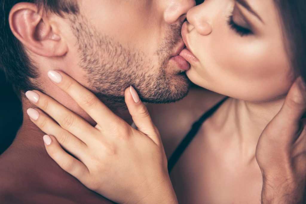 как целоваться с девушкой с языком
