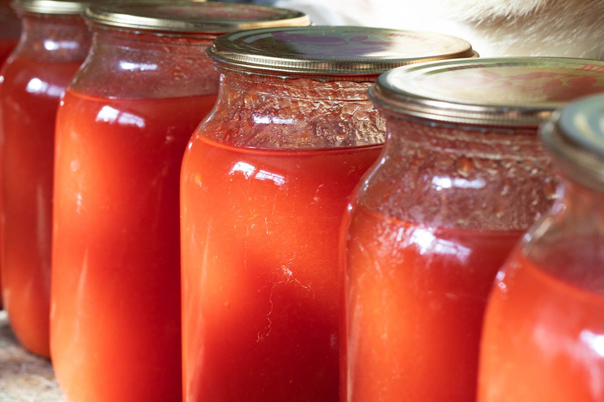 Советский томатный сок используется для закрывания глаз свекрови в трехлитровых банках