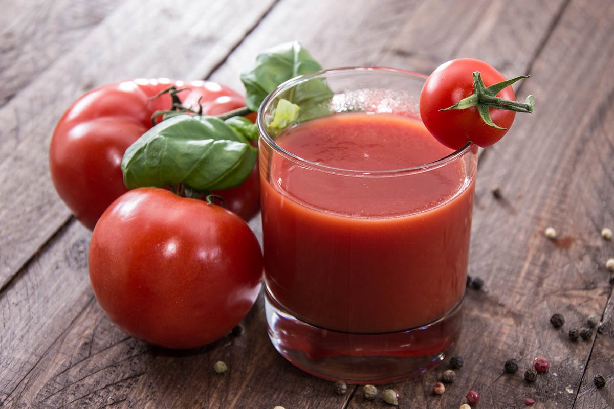 Советский томатный сок используется для закрывания глаз свекрови в трехлитровых банках