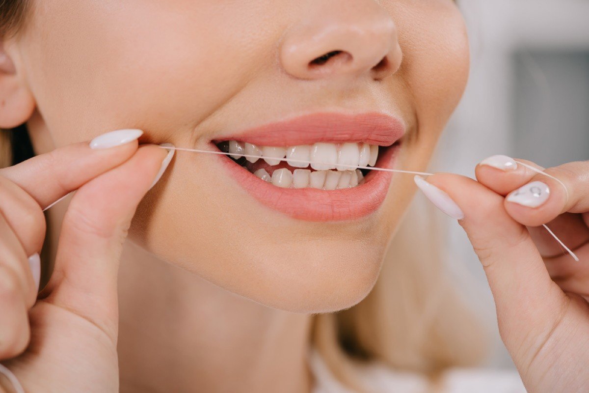 Освежить полость рта. Зубная нить. Индивидуальная гигиена полости рта. Флосс для зубов. Гигиена зубов зубная нить.