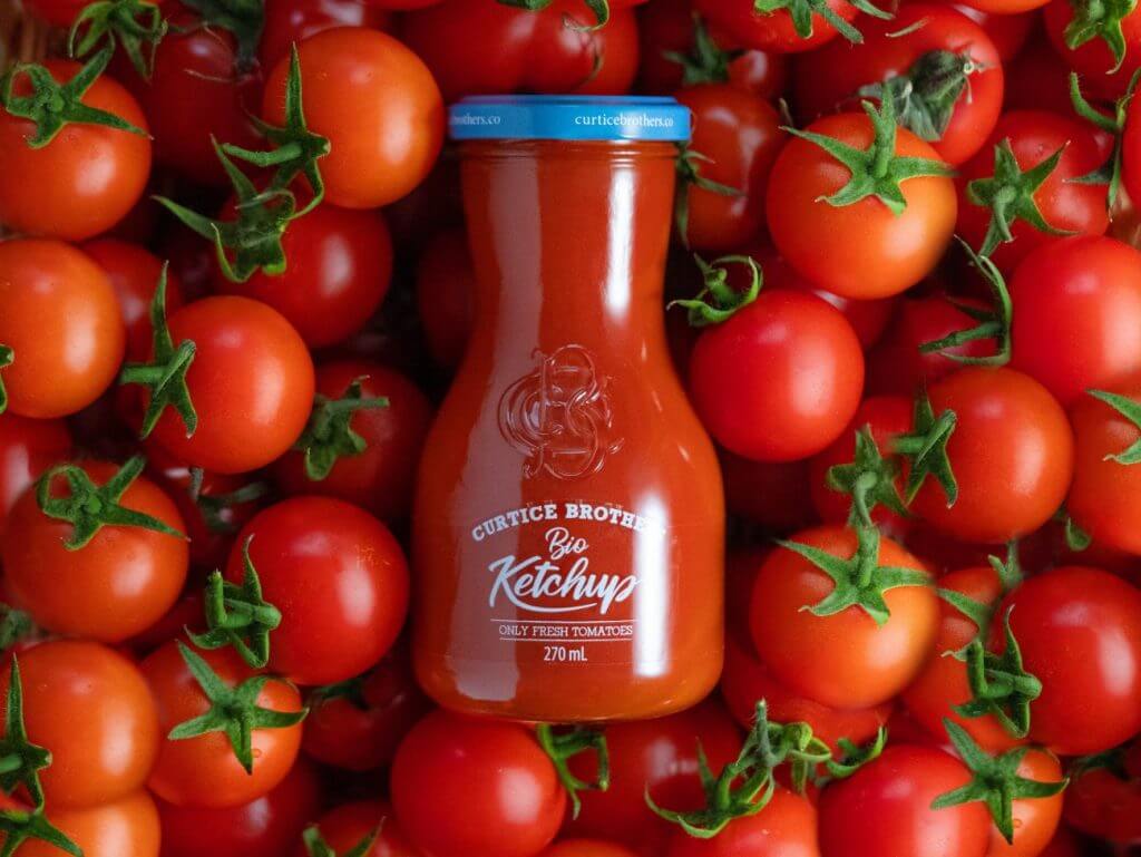 Бутылка томатного кетчупа на помидорах