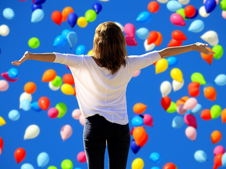 Frau genießt ballone