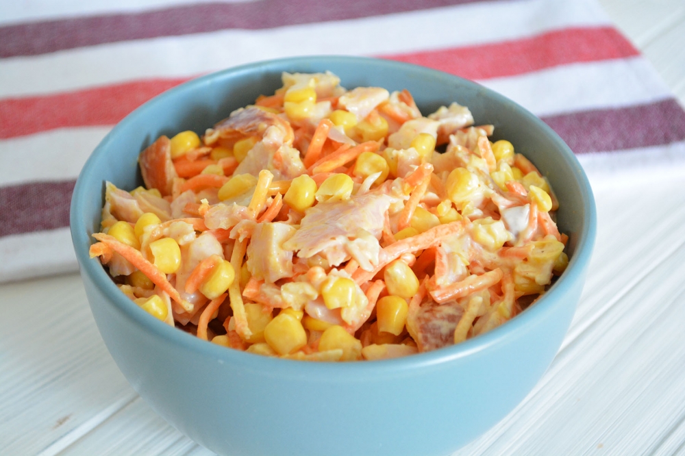 Восхитительно сытный салат из корейской моркови с копченой курицей - ароматный рецепт, который вы обязательно захотите попробовать