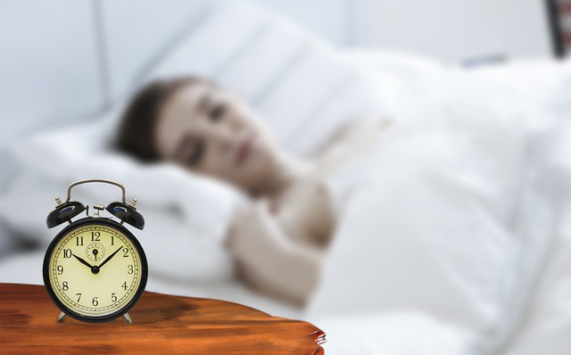 женщина в постели смотрит вверх в тревоге на 10 часов
