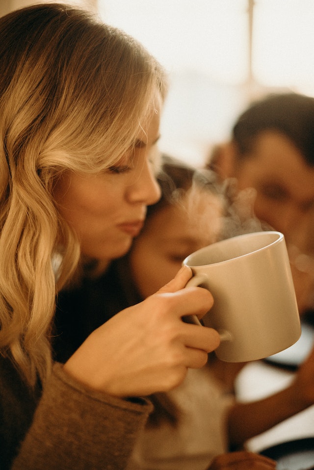 Женщина пьет горячий чай